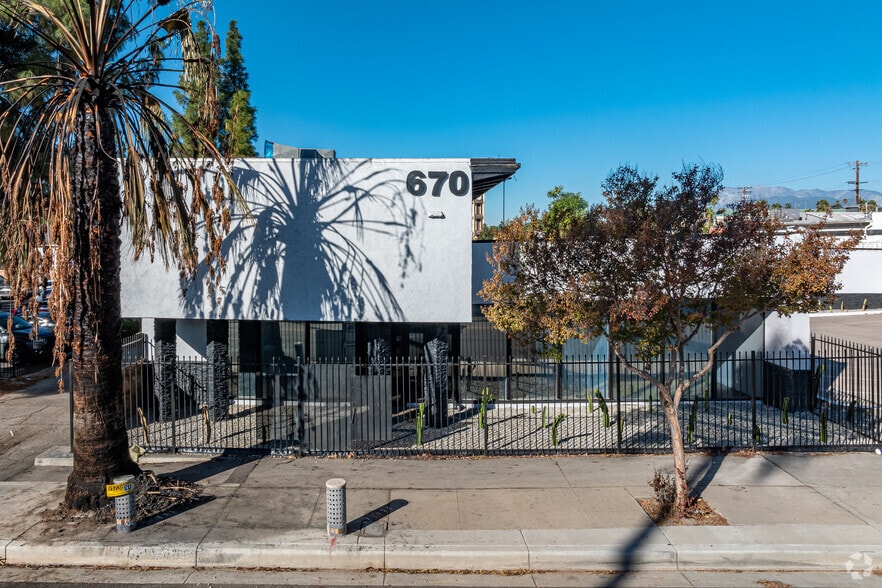 670 N Arrowhead Ave, San Bernardino, CA for lease - Building Photo - Image 3 of 17