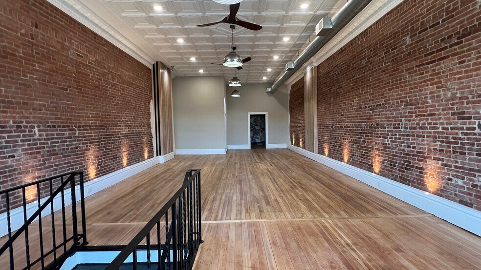 114 N Market St, Ligonier Township, PA à louer - Photo du bâtiment - Image 2 de 11