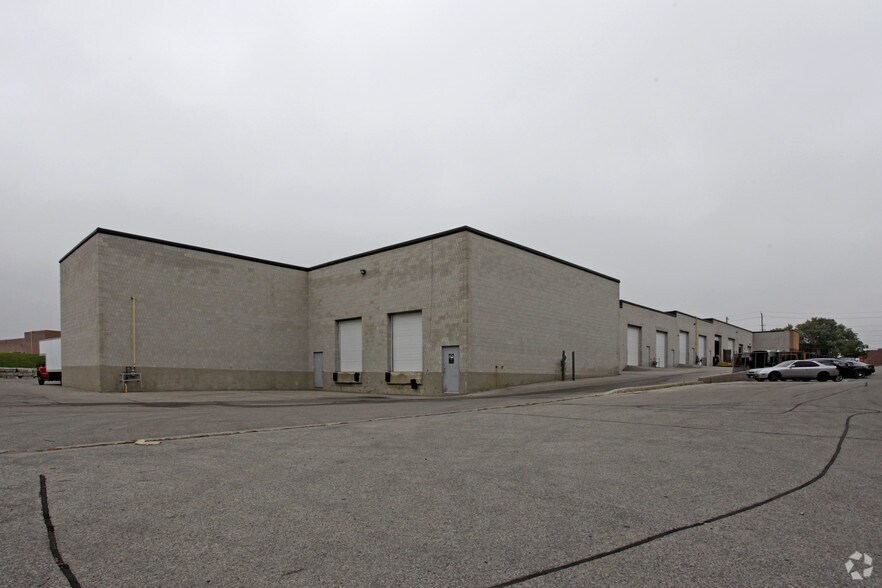 1208 Gorham St, Newmarket, ON for sale - Building Photo - Image 3 of 7