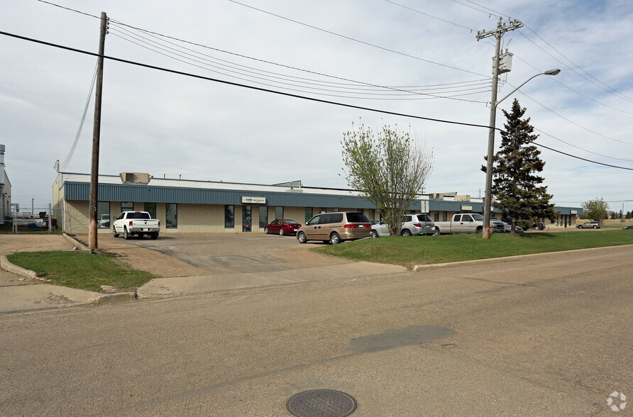 9204-9240 27 Av NW, Edmonton, AB à louer - Photo du bâtiment - Image 2 de 11