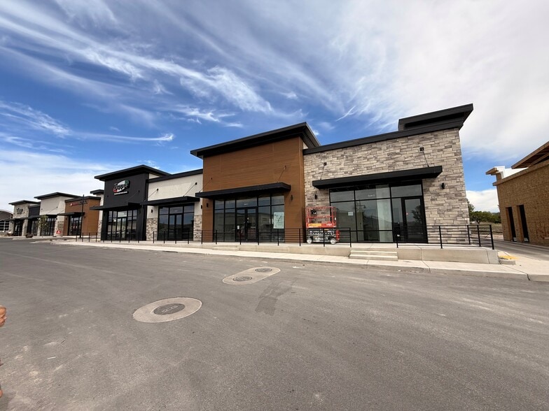 337 E Crossroads Blvd, Saratoga Springs, UT for lease - Building Photo - Image 2 of 3