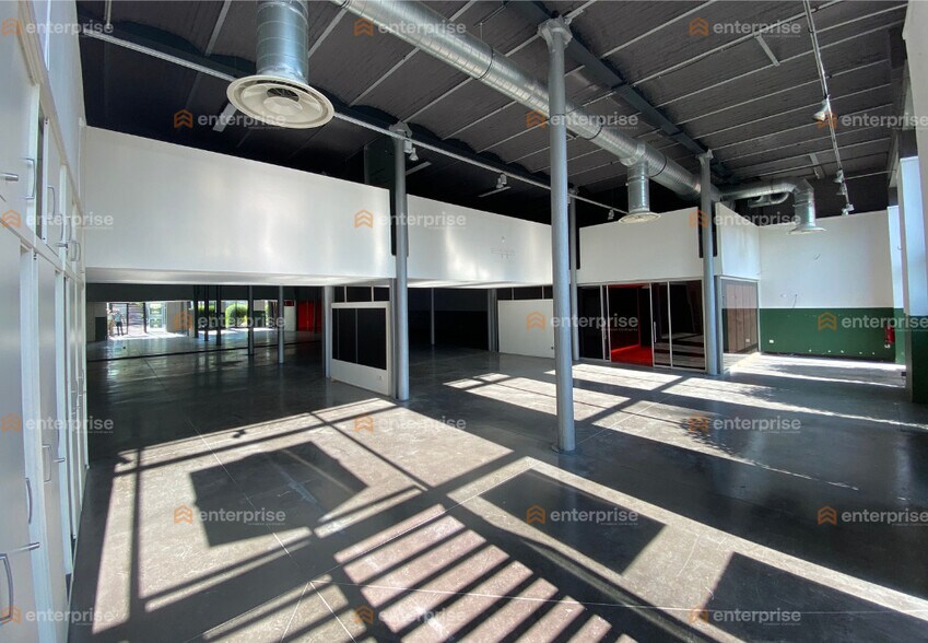 Retail in Roubaix for lease - Interior Photo - Image 2 of 5