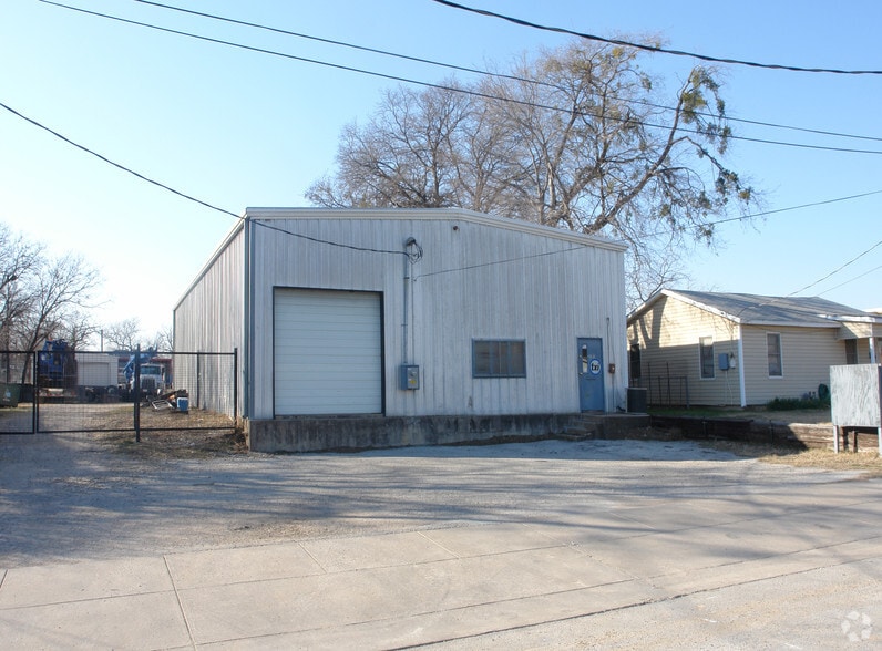 2101 Delante St, Haltom City, TX for lease - Building Photo - Image 3 of 4