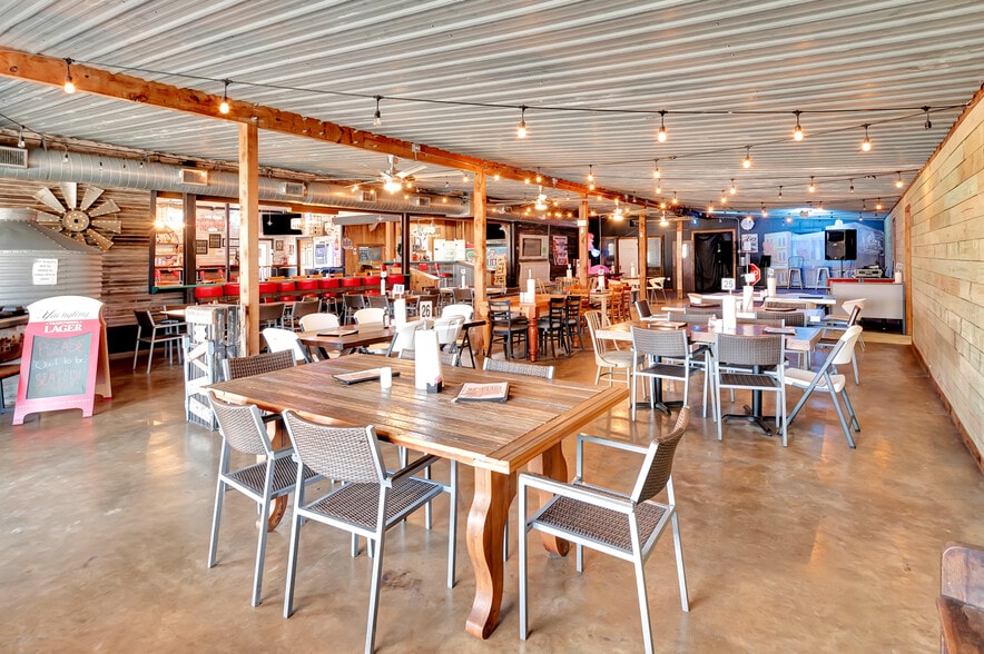 321 Kolle Road, Inez, TX for sale - Interior Photo - Image 2 of 33