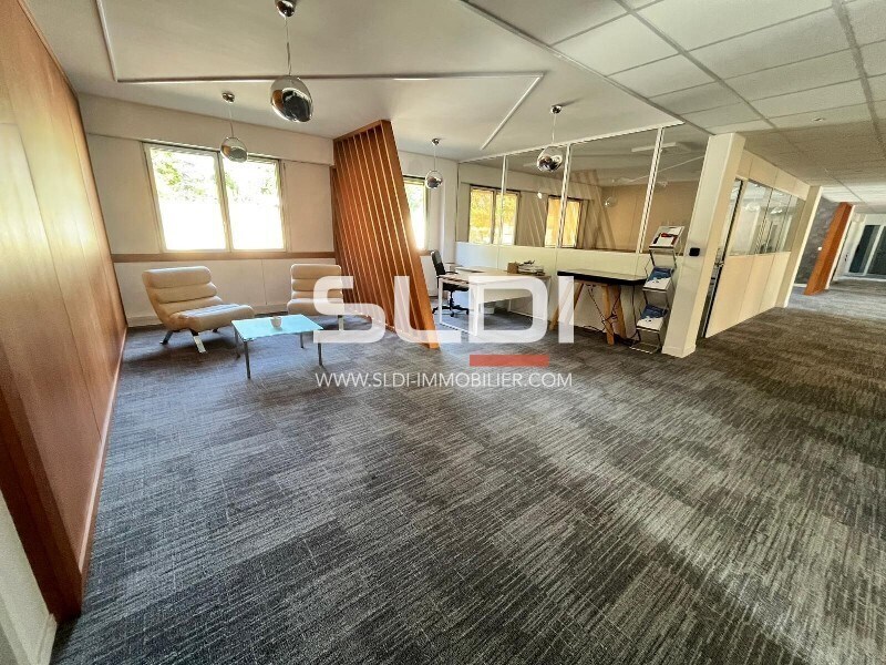 Office in Écully for sale Interior Photo- Image 1 of 13