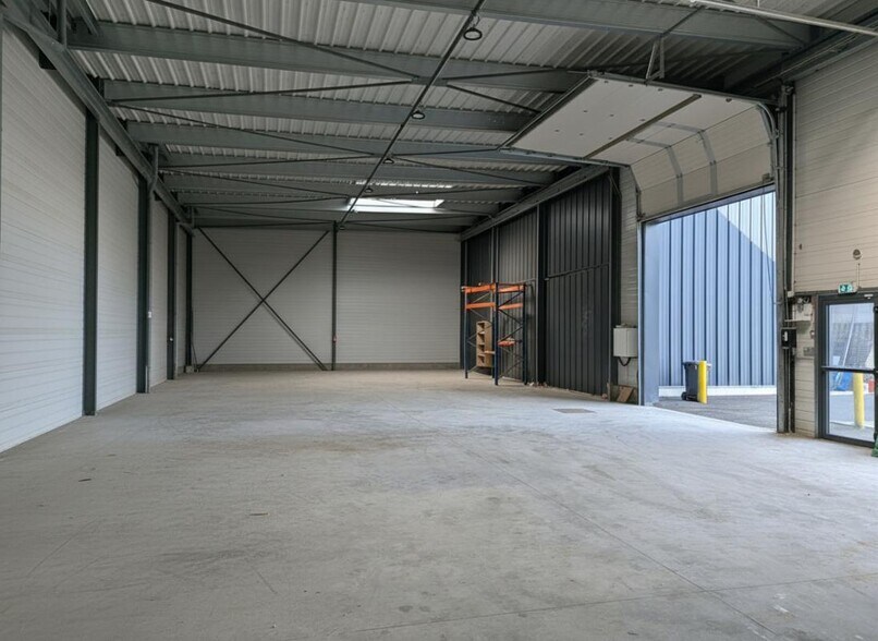 Industrial in Creil for lease - Building Photo - Image 2 of 10