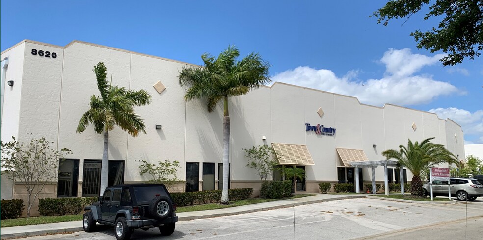 8620 NW LTC Pky, Port Saint Lucie, FL à louer - Photo du bâtiment - Image 1 de 3