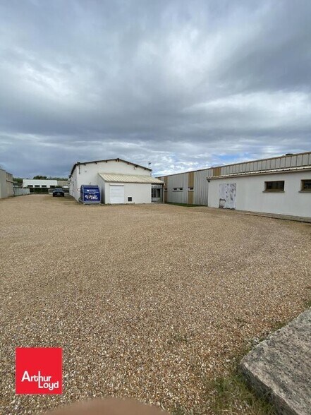 Flex in Chartres for sale - Building Photo - Image 1 of 4