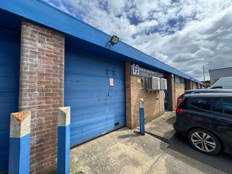 861-874 Plymouth Rd, Slough for lease - Building Photo - Image 2 of 4