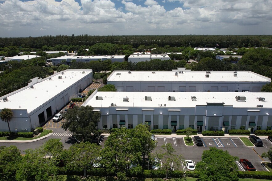 2721 NW 19th St, Pompano Beach, FL à louer - Photo du bâtiment - Image 2 de 4