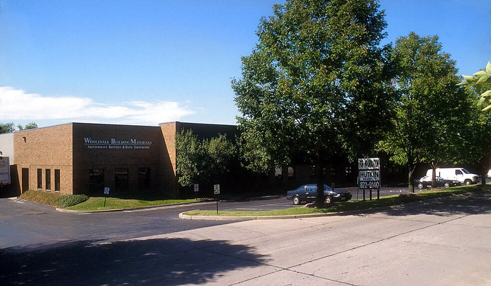 221-239 Millwell Dr, Maryland Heights, MO for lease - Building Photo - Image 2 of 13