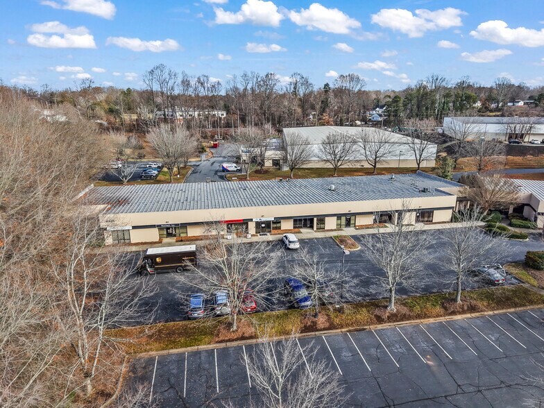 4410 Providence Ln, Winston-Salem, NC à louer - Photo du bâtiment - Image 1 de 4