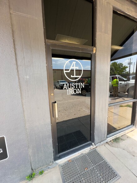 9606 Old Manor Rd, Austin, TX à vendre - Photo du bâtiment - Image 3 de 11