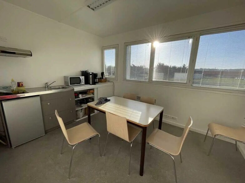 Office in Le Grand-Quevilly for lease - Interior Photo - Image 2 of 10