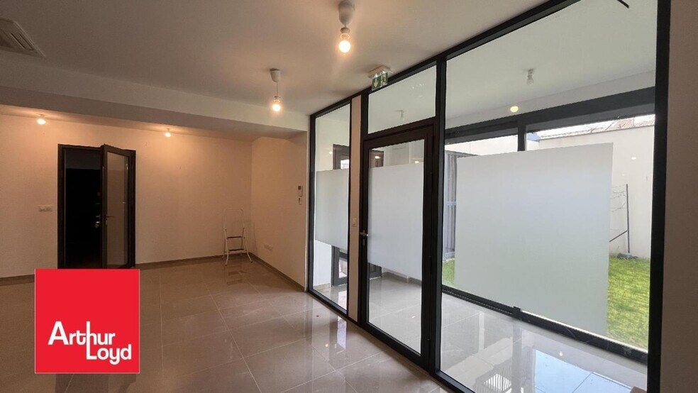 Office in Chartres for lease - Interior Photo - Image 3 of 6