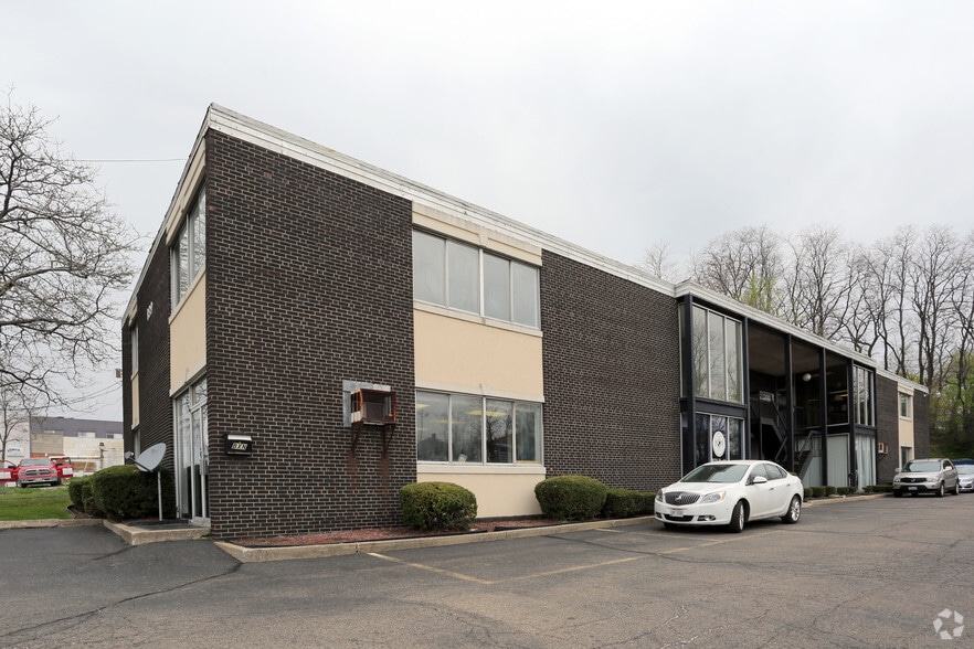 839 E Market St, Akron, OH à vendre - Photo du bâtiment - Image 2 de 11