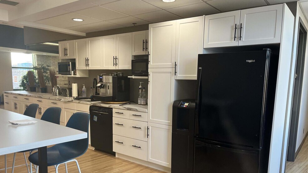 211 Bannatyne Av, Winnipeg, MB à louer - Photo du bâtiment - Image 3 de 12