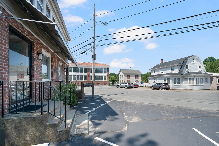 15 Thomas St, North Providence, RI à vendre - Photo du bâtiment - Image 3 de 44