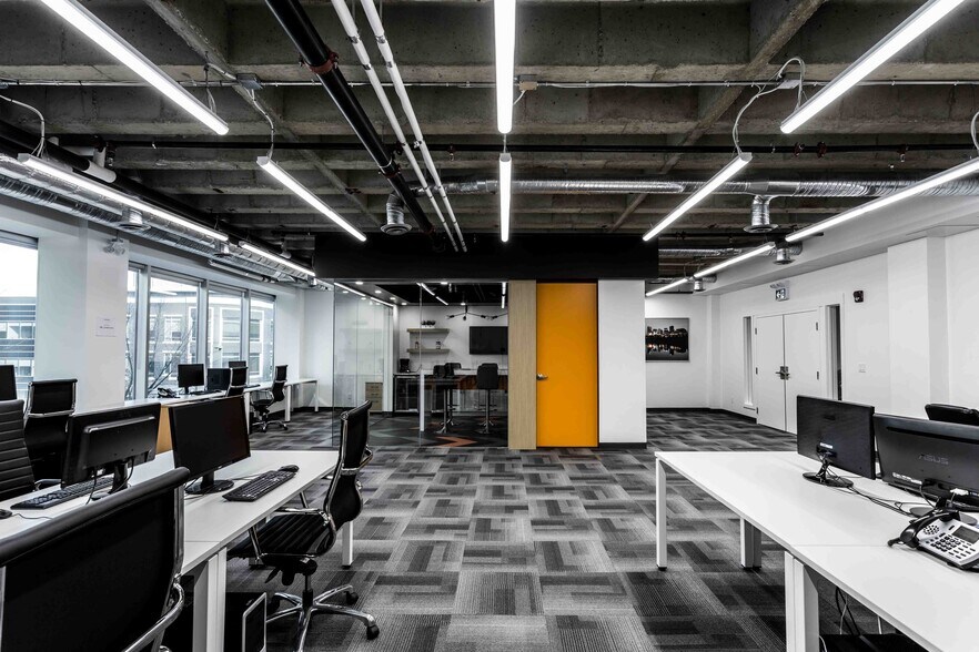 10355 Jasper Ave NW, Edmonton, AB à louer - Photo intérieure - Image 2 de 5