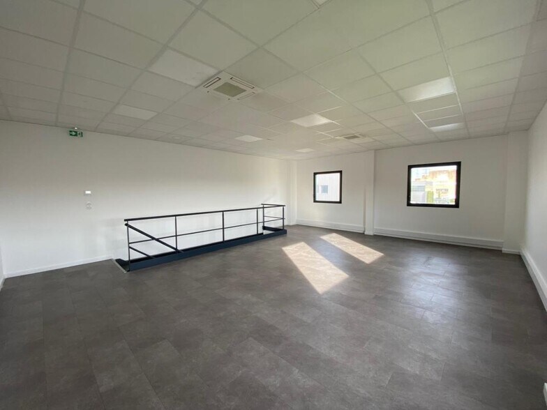 Flex in Saint-Priest for lease - Building Photo - Image 2 of 9