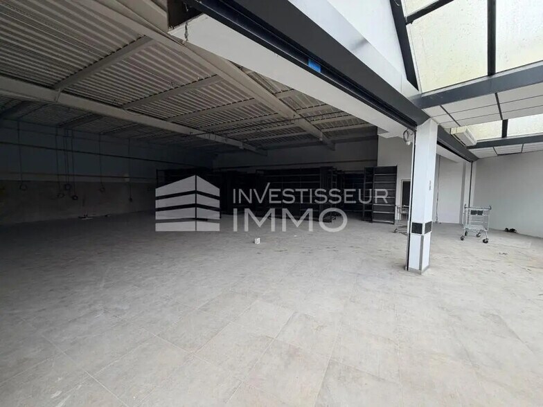 Retail in Saint-Thibault-des-Vignes for lease - Interior Photo - Image 2 of 8