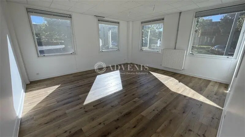 Flex in Lognes for lease - Interior Photo - Image 3 of 11