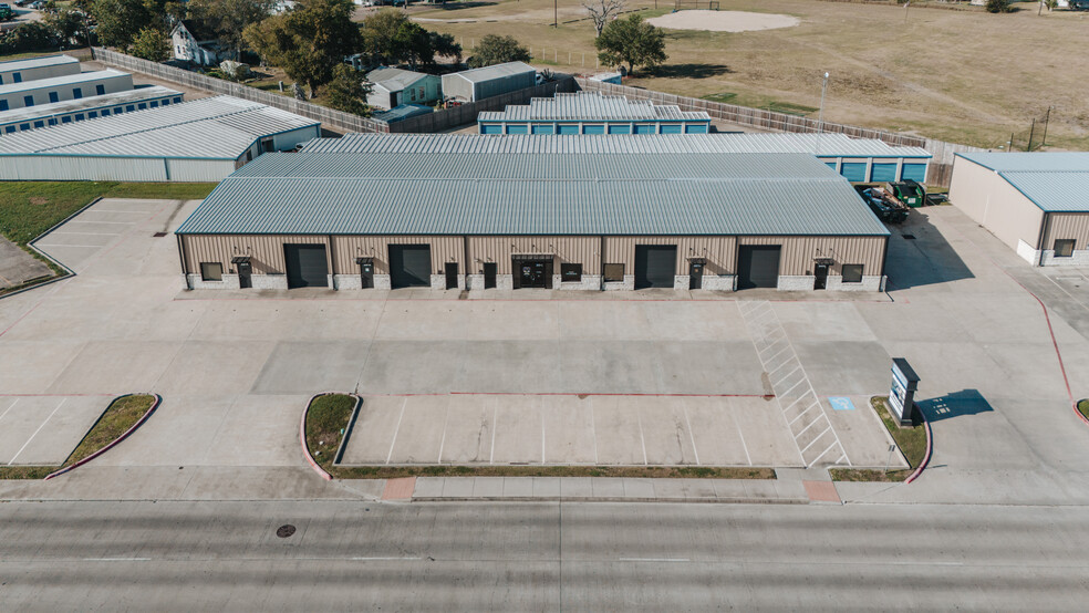 305 Sam Houston Dr, Victoria, TX for lease - Building Photo - Image 2 of 3