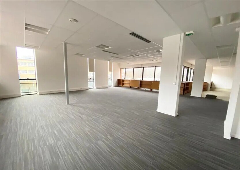 Office in Ivry-sur-Seine for sale - Building Photo - Image 2 of 8