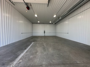 3263 Moencks Ct, Bettendorf, IA for lease Interior Photo- Image 2 of 13