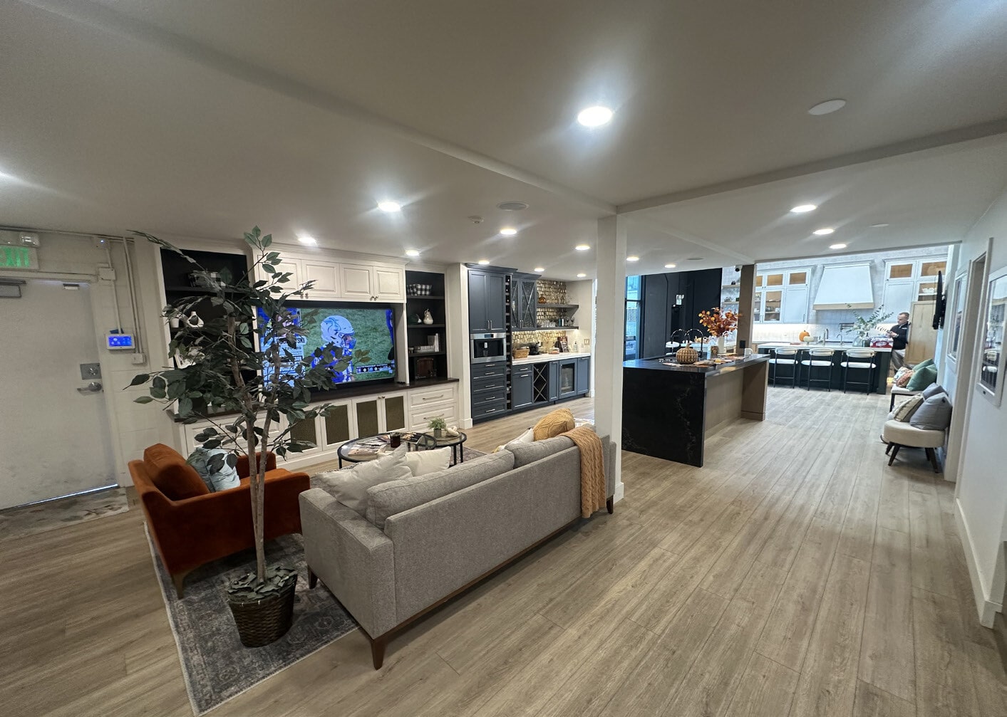 683-685 Vernon Way, El Cajon, CA for lease Interior Photo- Image 1 of 5