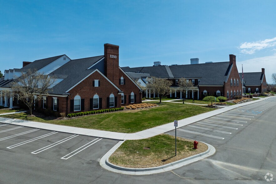 3250-3256 University Dr, Auburn Hills, MI à louer - Photo du bâtiment - Image 3 de 5