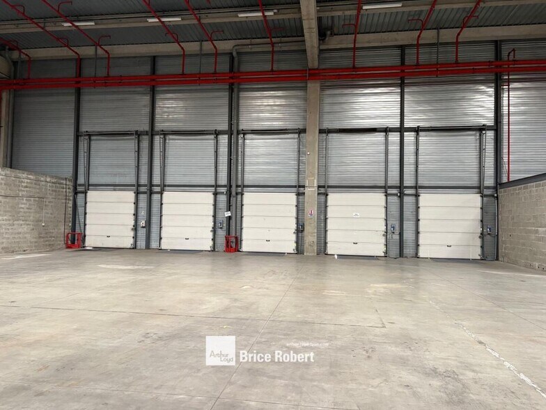 Flex in Mions for lease - Interior Photo - Image 2 of 6