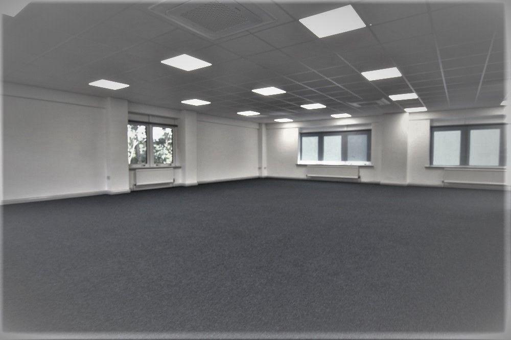 Oaklands Park, Wokingham for lease Interior Photo- Image 1 of 2