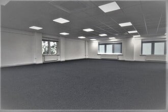 Oaklands Park, Wokingham for lease Interior Photo- Image 1 of 2
