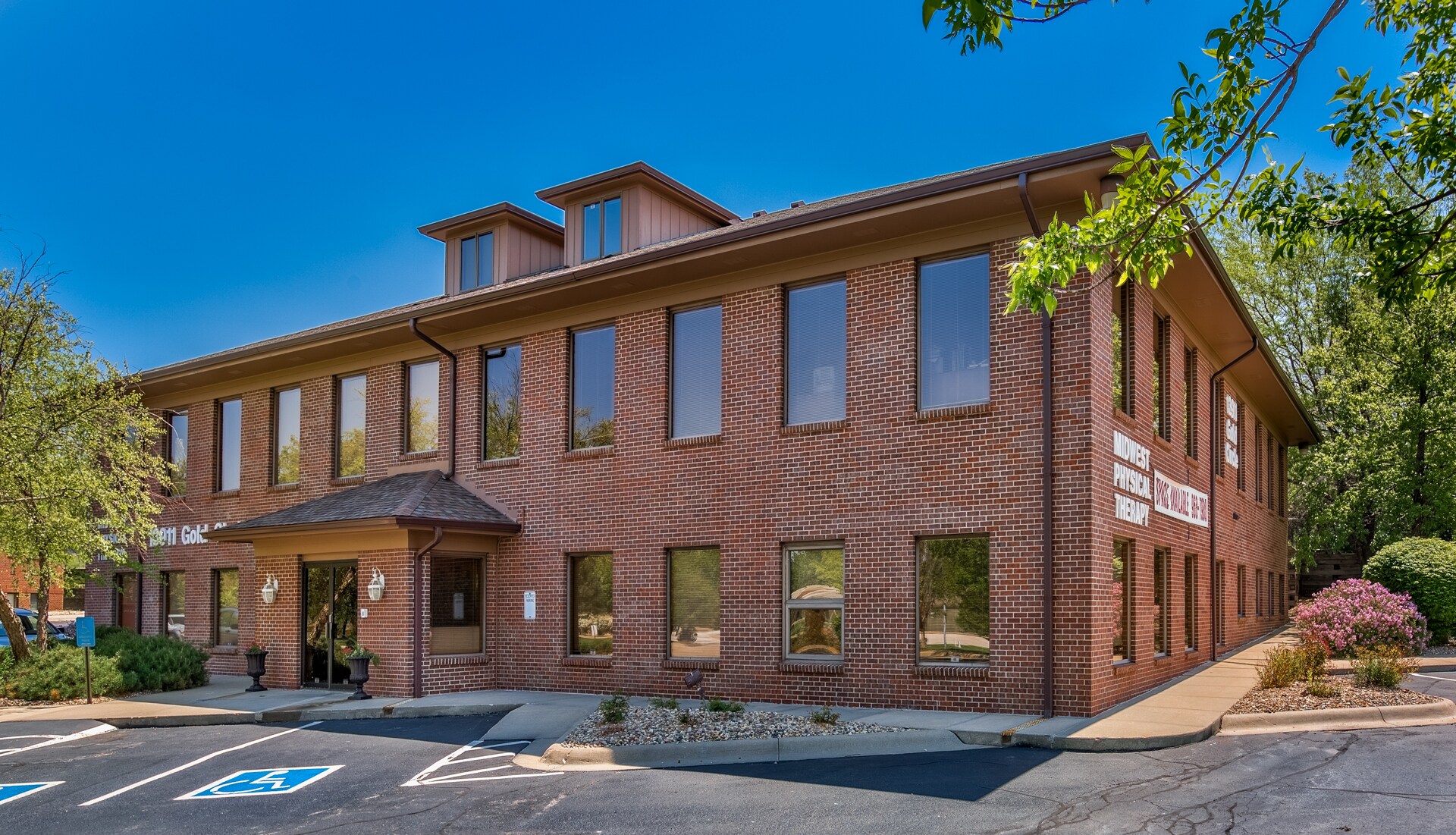 13911 Gold Cir, Omaha, NE à louer Photo du bâtiment- Image 1 de 2