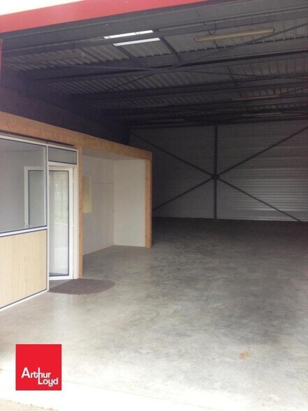 Flex in Chartres for lease - Interior Photo - Image 2 of 4