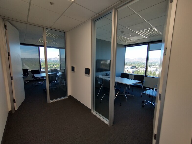 21700 Oxnard St, Woodland Hills, CA à louer - Photo du bâtiment - Image 3 de 11