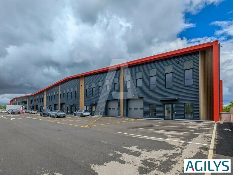 Flex in Élancourt for lease - Building Photo - Image 1 of 12