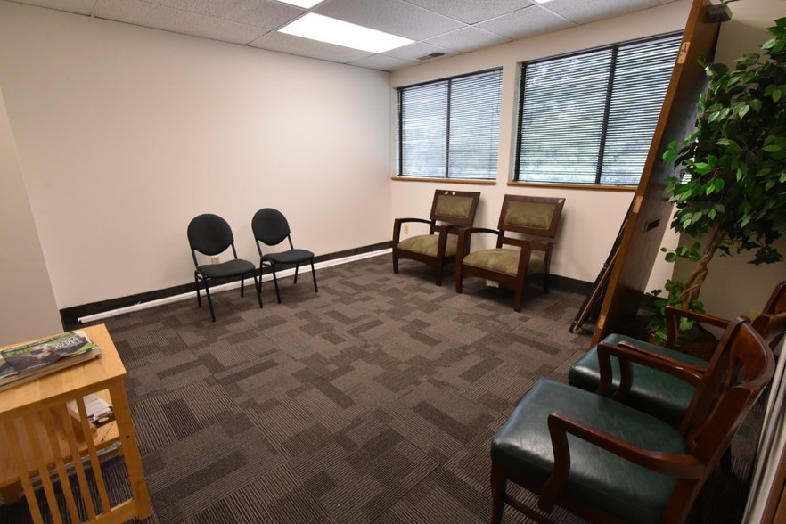 7710-7714 Brooklyn Blvd, Minneapolis, MN for lease - Lobby - Image 3 of 8