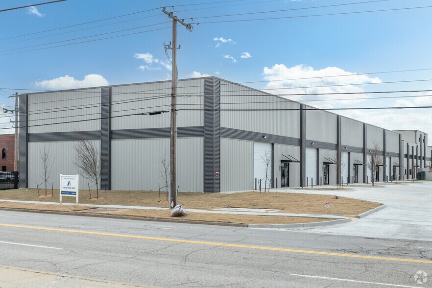 Midtown Industrial Park for Sale portefeuille de 4 propriétés à vendre sur LoopNet.ca - Photo principale - Image 3 de 10