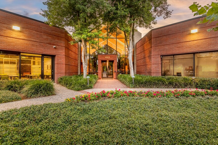6925 Portwest Dr, Houston, TX à louer - Photo du bâtiment - Image 2 de 13
