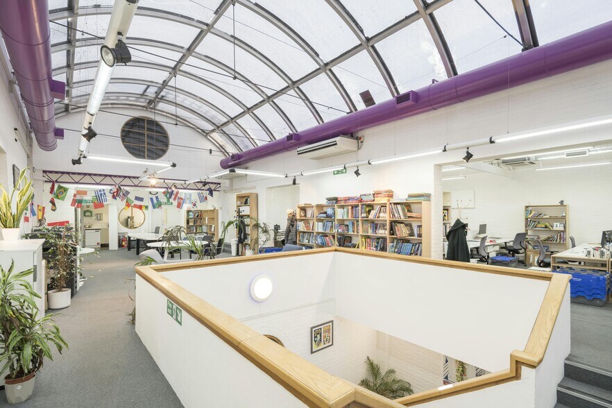 6 Blundell St, London for sale - Interior Photo - Image 3 of 42