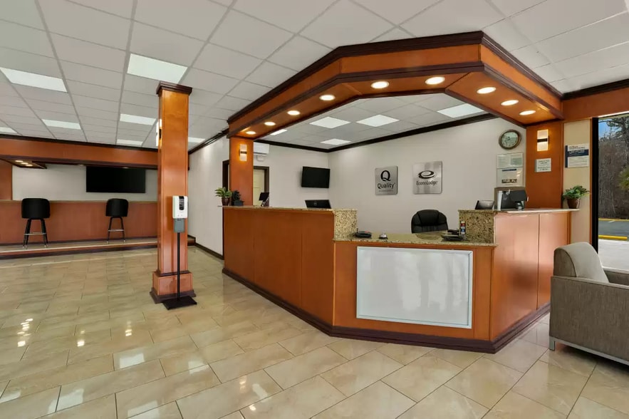 3196 Point South Dr, Yemassee, SC for sale - Lobby - Image 3 of 10