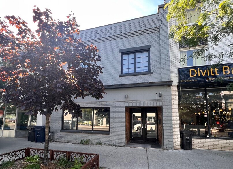 2215 Danforth Ave, Toronto, ON à vendre - Photo du bâtiment - Image 1 de 1
