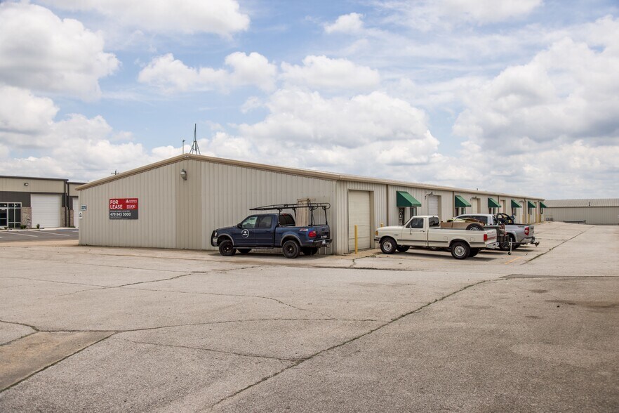 2380 Worth Ln, Springdale, AR for sale - Building Photo - Image 2 of 3