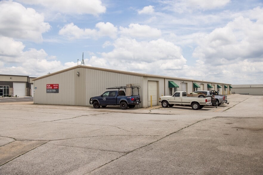 2380 Worth Ln, Springdale, AR à vendre - Photo du bâtiment - Image 2 de 3