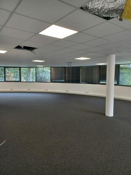 10 Allée Des Acacias, Mérignac for lease - Interior Photo - Image 2 of 11