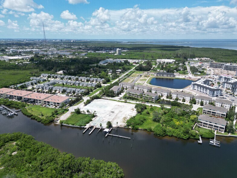 10121 Snug Harbor Rd NE, Saint Petersburg, FL à vendre - Photo du bâtiment - Image 3 de 6