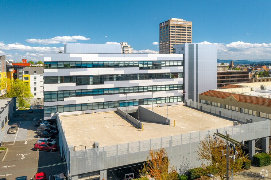 4545 Roosevelt Way NE, Seattle, WA à louer - Photo du bâtiment - Image 2 de 3