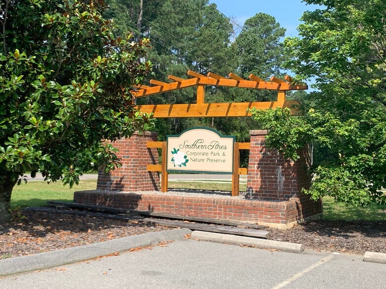 565 Air Tool Dr, Southern Pines, NC à louer - Photo du bâtiment - Image 3 de 3